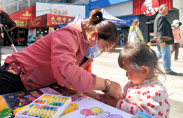 小圖-五建幼兒園在活動現場提供兒童手工服務.jpg